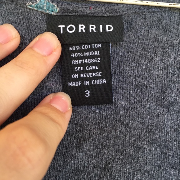 Torrid Cactus Print V-Neck Gray Pocket Tee 3X - Picture 10 of 11